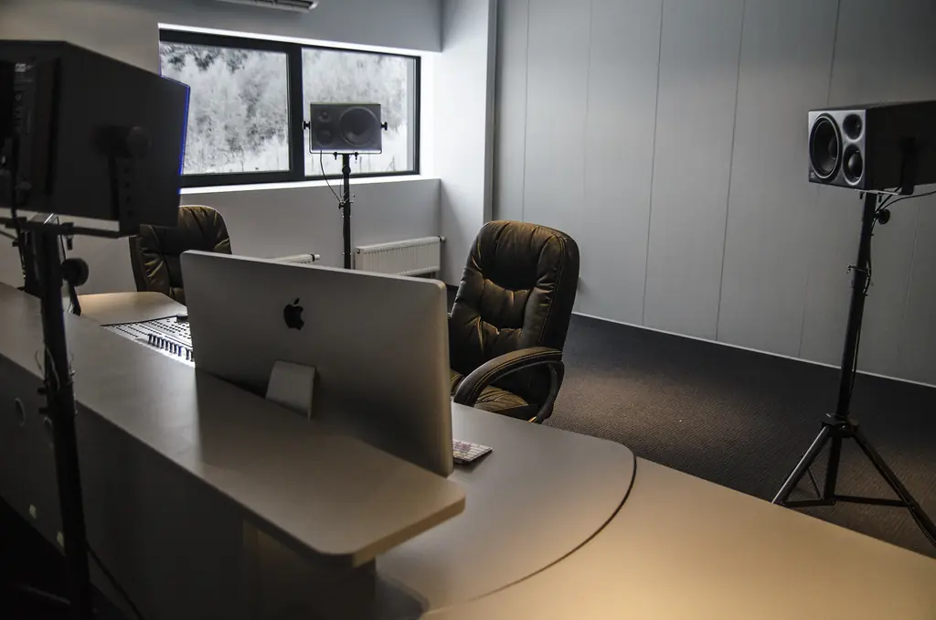 AMII 5.1 sound-editing studio and workstation