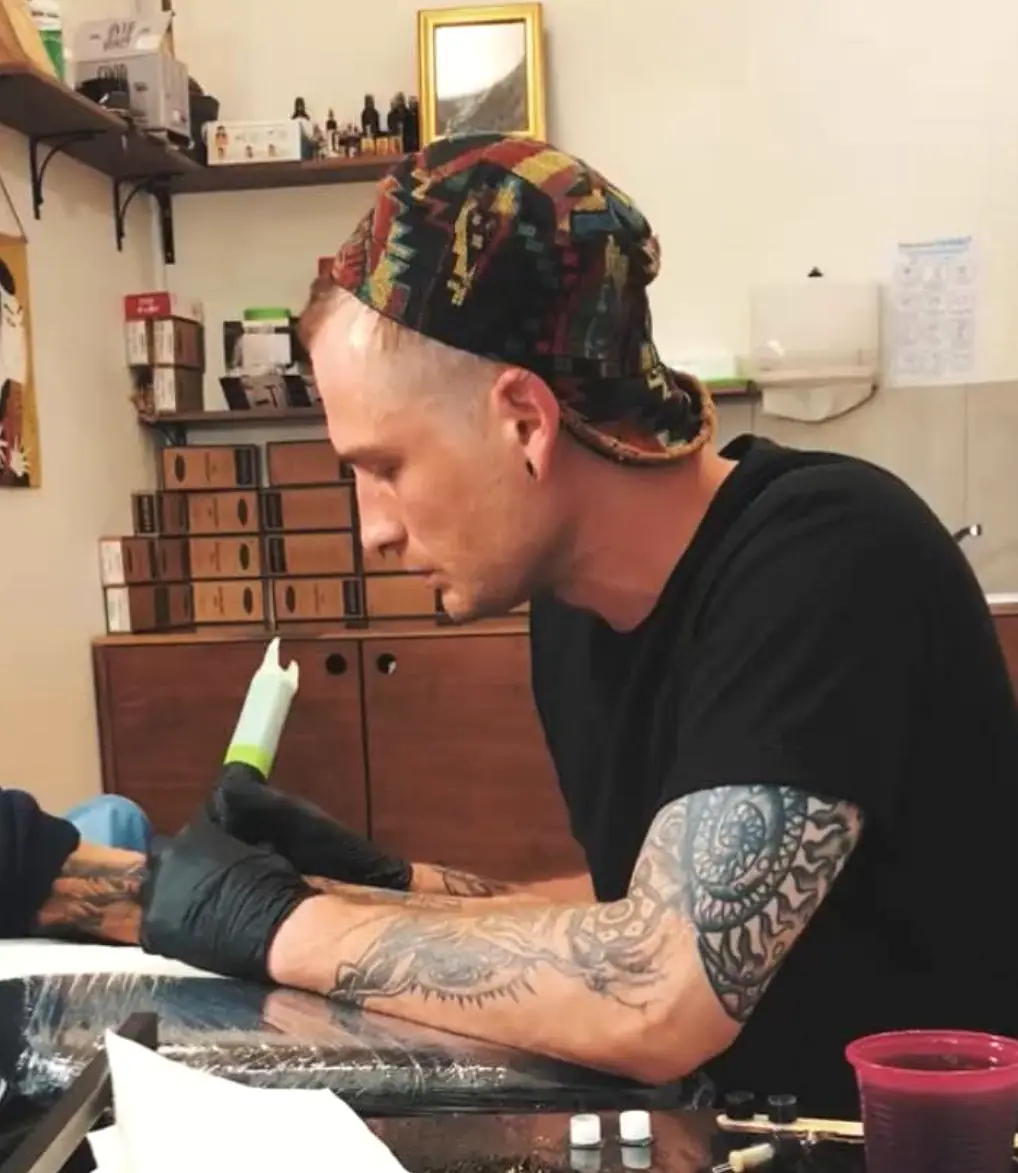 Raimis dirba prie tatuiruotės