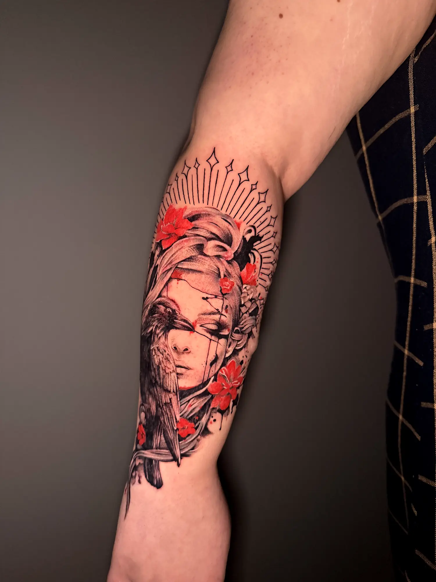 Portretinė tatuiruotė su raudonu akcentu