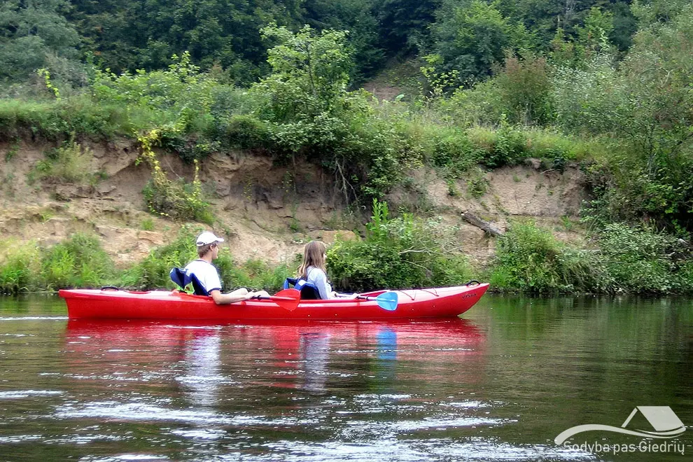 Baidarės ant kranto prie ežero